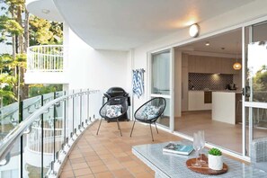 Terrace/patio - Serene Noosa Hideaway Views, Pool & Walk to Beach (Noosa Region)