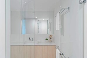 Shower, hair dryer, shampoo - Serene Noosa Hideaway Views, Pool & Walk to Beach (Noosa Region)