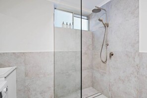 Regadera, secadora de cabello, shampoo 