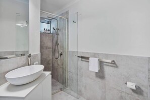 Dusche, Haartrockner, Shampoo