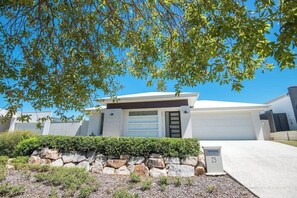 Exterior - Bright, Spacious Noosa Family Home (Noosa Region)