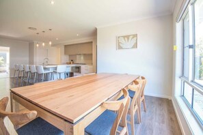 Dining - Bright, Spacious Noosa Family Home (Noosa Region)
