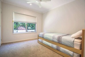 4 bedrooms, iron/ironing board, WiFi, bed sheets - Bright, Spacious Noosa Family Home (Noosa Region)