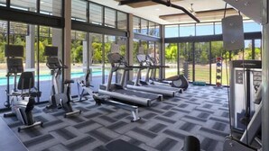 Ett gym med löpband, crosstrainers och styrketräningsutrustning.