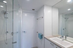 シャワー、ヘアドライヤー、シャンプー