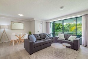TV - Chic Noosa Riverside Apt with Great Facilities (Noosa Region)