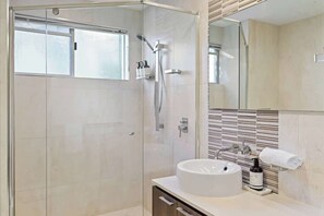 Shower, hair dryer, shampoo - Noosa Hill Apt, Views, Pool, with Hasting St, Beach (Noosa Region)