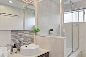 Shower, hair dryer, shampoo - Noosa Hill Apt, Views, Pool, with Hasting St, Beach (Noosa Region)