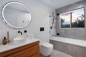 Shower, hair dryer, shampoo - Luxurious Impeccably Styled Waterfront Noosa Home (Noosa Region)