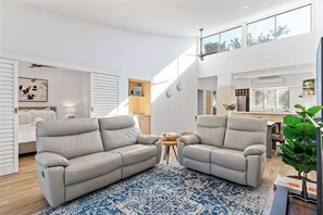 TV - Montpellier Riverside Apartment with Heated Pool (Noosa Region)