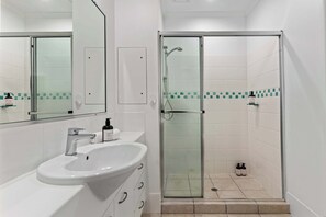 Shower, hair dryer, towels, shampoo - Montpellier Riverside Apartment with Heated Pool (Noosa Region)