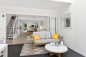 TV, offices - Yarraga Tropical Escape with Pool & Private Rooftop (Noosa Region)