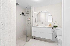 Shower, hair dryer, shampoo - Yarraga Tropical Escape with Pool & Private Rooftop (Noosa Region)