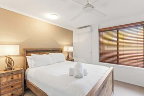 2 bedrooms, iron/ironing board, travel cot, WiFi - Noosa Tropical Paradise - Modern Apt Walk to Beach (Noosa Region)