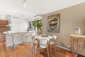 Dining - Noosa Tropical Paradise - Modern Apt Walk to Beach (Noosa Region)