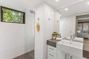 Shower, hair dryer, shampoo - Noosa Tropical Paradise - Modern Apt Walk to Beach (Noosa Region)