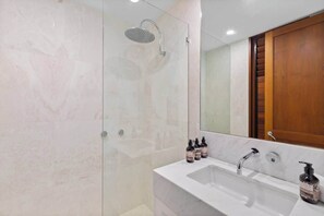 Shower, hair dryer, shampoo - Quintessential Noosa Waterfront Home Heated Pool (Noosa Region)
