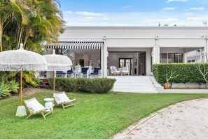 Terrace/patio - Quintessential Noosa Waterfront Home Heated Pool (Noosa Region)
