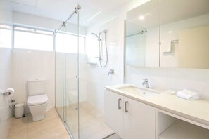 Bathroom - "The Outlook" Views, Pool & Walk to Main Beach (Noosa Region)