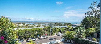 "The Outlook" Views, Pool & Walk to Main Beach