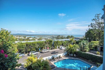 "The Outlook" Views, Pool & Walk to Main Beach