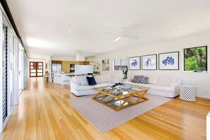TV - Noosa Luxe Coastal Home with Panoramic Views (Noosa Region)