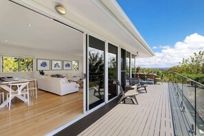 Outdoor dining - Noosa Luxe Coastal Home with Panoramic Views (Noosa Region)