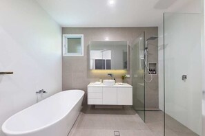 Shower, hair dryer, shampoo - Coastal Cool Luxury Sunshine Duplex, Heated Pool (Noosa Region)