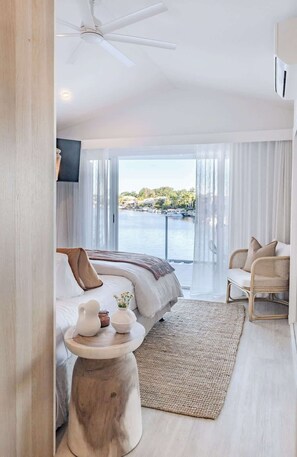 3 bedrooms, iron/ironing board, WiFi, bed sheets - Stunning Coastal Townhouse w/ Waterfront Views (Noosa Region)