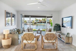 TV - Stunning Coastal Townhouse w/ Waterfront Views (Noosa Region)