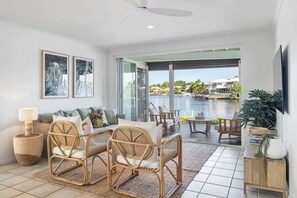 TV - Stunning Coastal Townhouse w/ Waterfront Views (Noosa Region)