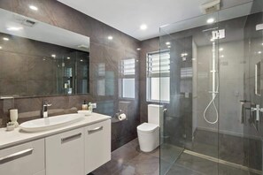 Een douche, een haardroger, shampoo