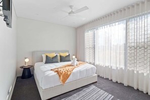 4 bedrooms, iron/ironing board, WiFi, bed sheets - Exclusive Waterfront Oasis w/ Private Beach & Pool (Noosa Region)