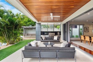 Outdoor dining - Exclusive Waterfront Oasis w/ Private Beach & Pool (Noosa Region)