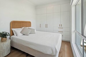 Iron/ironing board, WiFi, bed sheets - Modern, Stylish, Resort style Noosa River stay (Noosa Region)