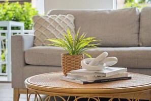 TV - Modern, Stylish, Resort style Noosa River stay (Noosa Region)