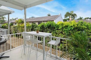 Outdoor dining - Modern, Stylish, Resort style Noosa River stay (Noosa Region)