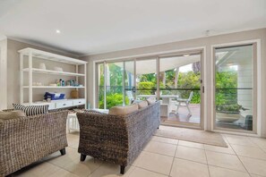 TV - Noosa Sunrise - Pet-friendly with Pool (Noosa Region)