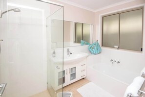 Shower, hair dryer, shampoo - Noosa Sunrise - Pet-friendly with Pool (Noosa Region)