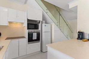 Réfrigérateur, un four, surface de cuisson, lave-vaisselle