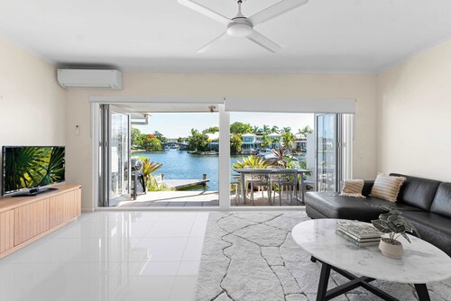 Sunseeker Sanctuary - Waterfront Noosa Townhouse