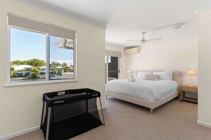 2 bedrooms, iron/ironing board, WiFi, bed sheets - Sunseeker Sanctuary - Waterfront Noosa Townhouse (Noosaville)