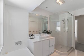 Shower, hair dryer, towels, shampoo - Sunseeker Sanctuary - Waterfront Noosa Townhouse (Noosaville)