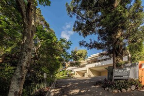 Ein Wohngebäude namens YARINGA in der 29 Noosa Drive mit einem Parkplatz.
