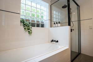 Dusche, Haartrockner, Shampoo