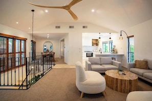 TV, offices - Spacious & Stylish Family Oasis on Noosa Hill (Noosa Region)
