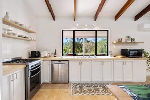 Fridge, microwave, oven, stovetop - Palms Cottage A Pet-Friendly Eumundi Retreat (Hinterland Region)