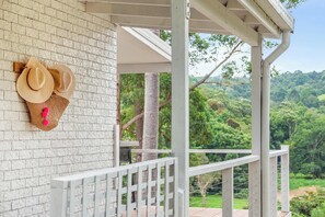Property grounds - Palms Cottage A Pet-Friendly Eumundi Retreat (Hinterland Region)