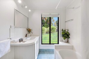 Shower, hair dryer, shampoo - Palms Cottage A Pet-Friendly Eumundi Retreat (Hinterland Region)