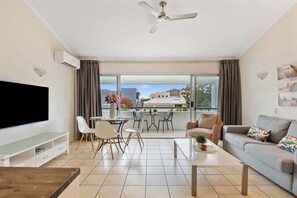 TV, offices - Prime Noosa Location with Pool (Noosa Region)